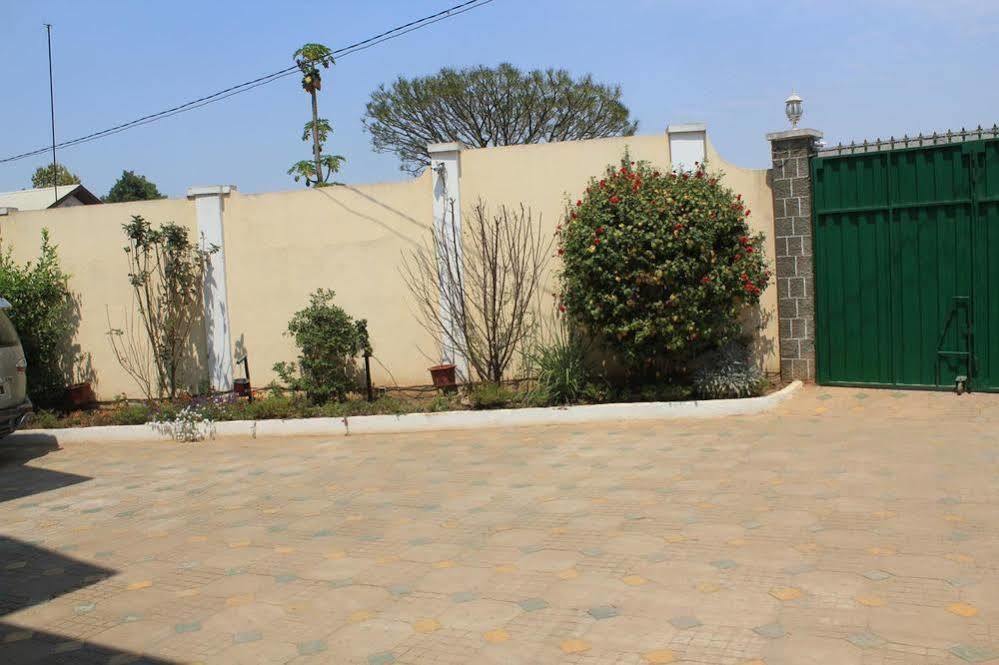 K.méléon-Hôtel Antananarivo Exterior foto